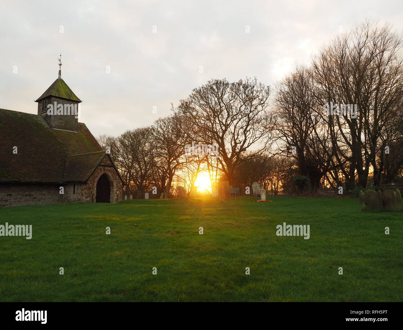 Harty, Kent, UK. 25 janvier, 2019. Météo France : cette soirée coucher du soleil à Harty, Kent. L'église de saint Thomas l'Apôtre est considérée comme l'une des églises les plus éloignées de l'Angleterre. Le Crédit : James Bell/Alamy Live News Banque D'Images