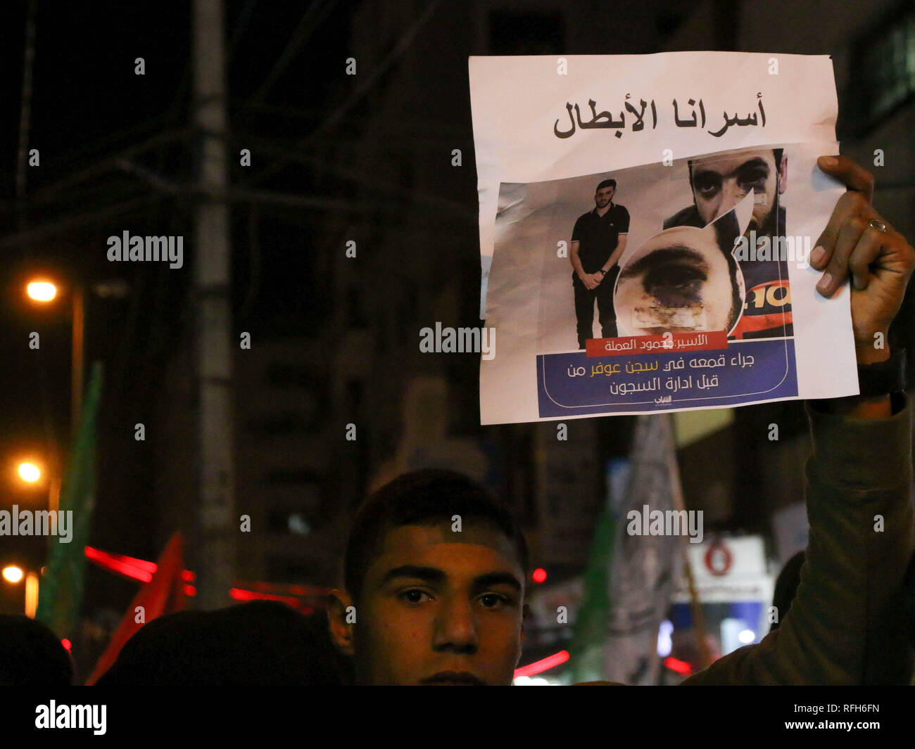 Un manifestant vu holding a placard pendant le rallye. Le mouvement de la Résistance islamique du Hamas organise un rassemblement de masse dans la ville de Gaza en solidarité avec les prisonniers palestiniens détenus dans les prisons israéliennes. Banque D'Images