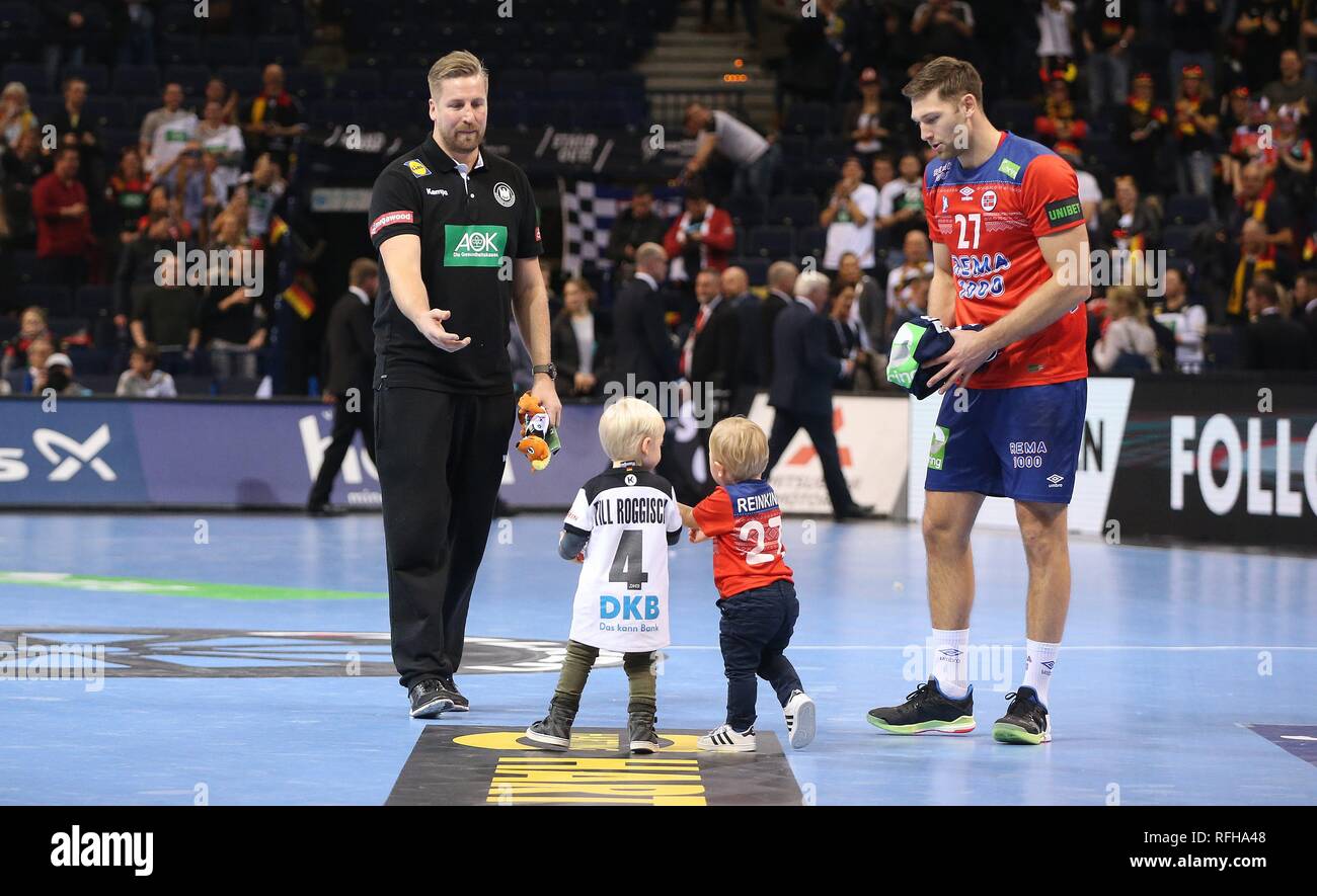 Hamburg, Deutschland. 25 Jan, 2019. firo : 25.01.2019, le handball : Championnat du Monde Coupe du monde demi-finale Demi-finale Allemagne - Norvège Les enfants de GER Manager de l'équipe Oliver Roggisch et le NI Harald REINKIND jouer pacifiquement sur le terrain, blague, humour | Conditions de crédit dans le monde entier : dpa/Alamy Live News Banque D'Images