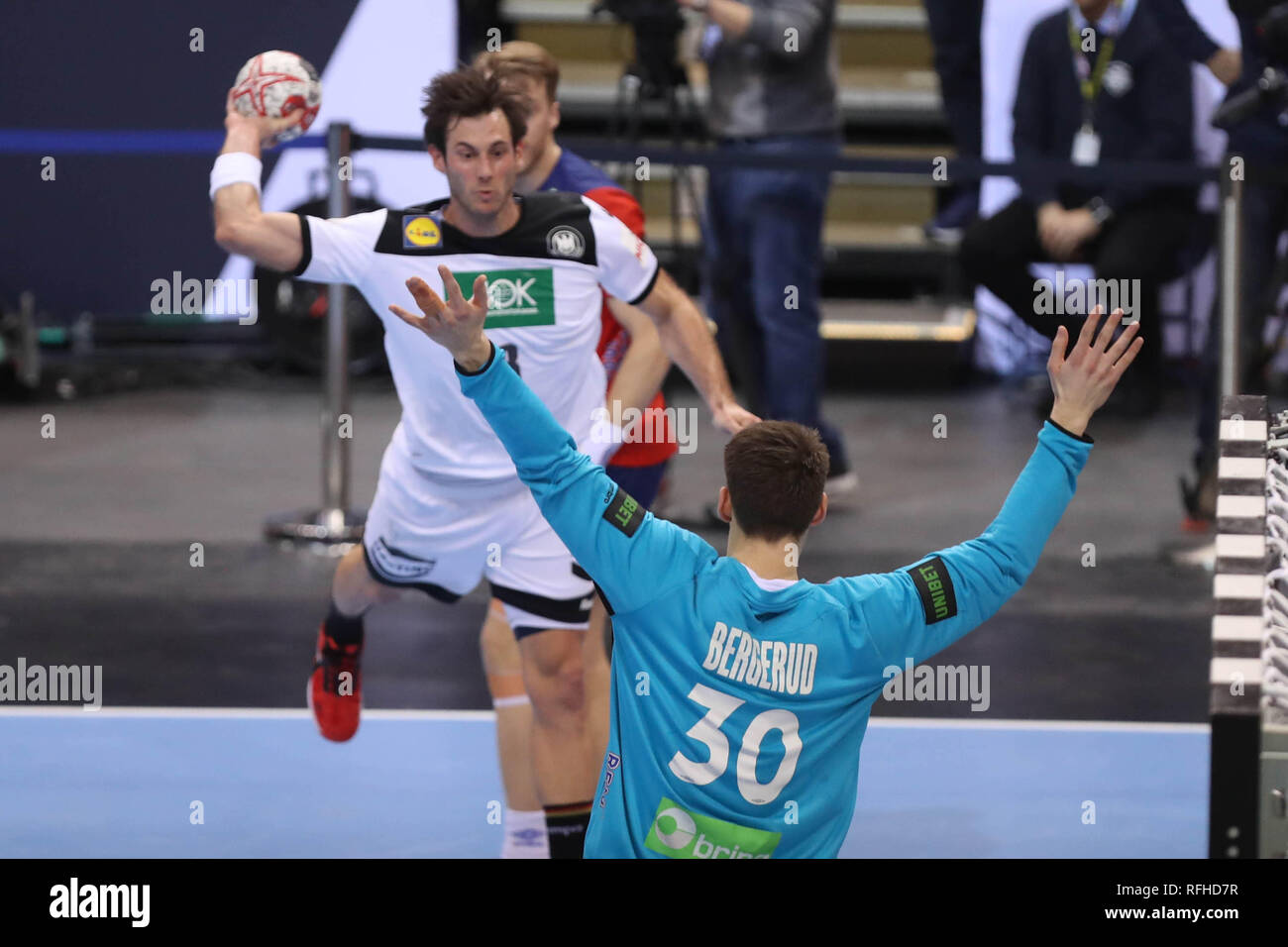 Hambourg, Allemagne. 25 janvier 2019. Uwe Gensheimer(Allemagne) et , Torbjorn Bergerud (Norvège) au cours de l'IHF Championnat du monde masculin 2019, demi-finale match de handball entre l'Allemagne et la Norvège le 25 janvier 2019 à Barclaycard Arena de Hambourg, Allemagne - Photo Laurent Lairys / MAXPPP Crédit : Laurent Locevaphotos Lairys/agence/Alamy Live News Banque D'Images