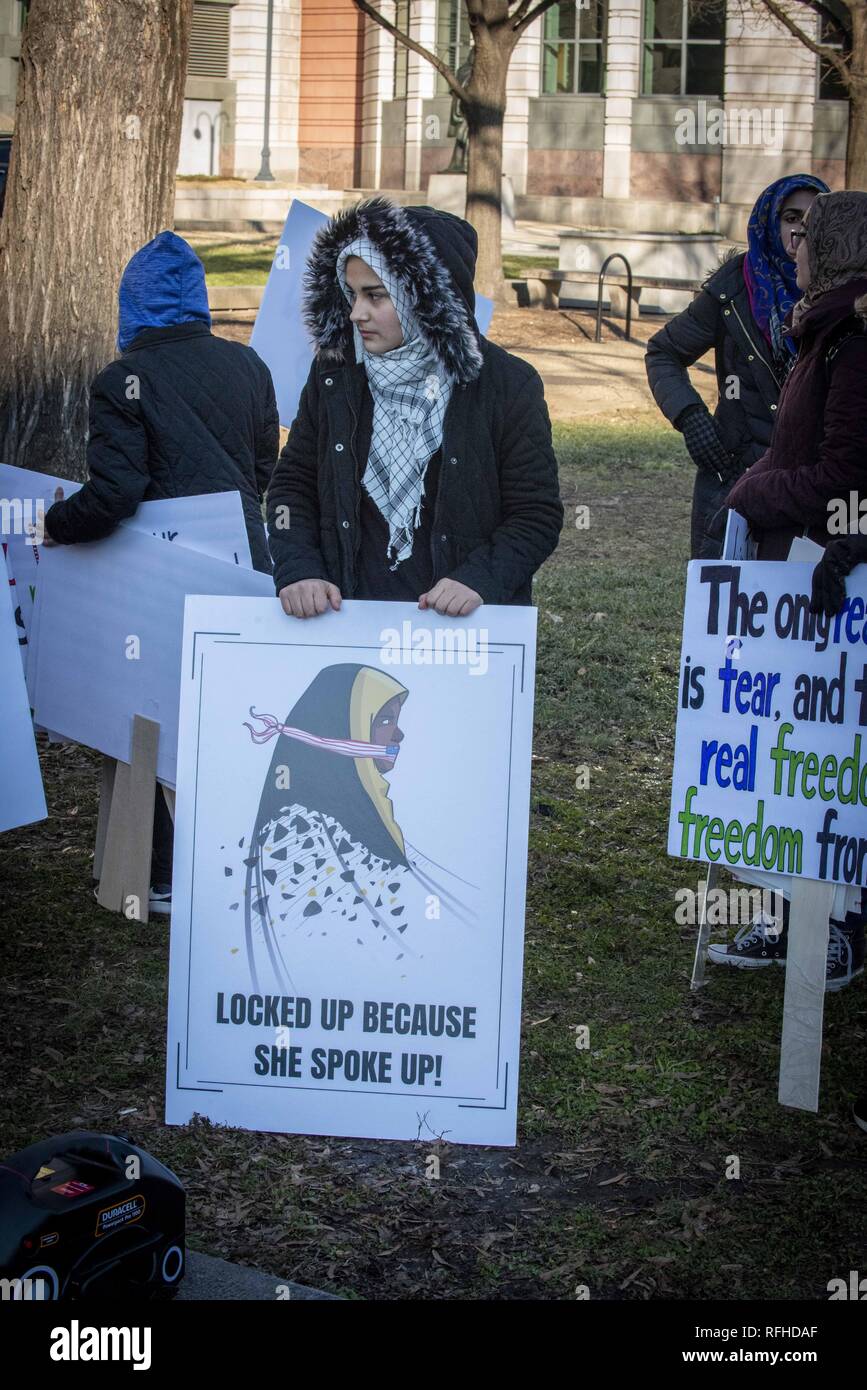 Washington, USA. 25 Jan, 2019. Marziyeh Melanie Hashemi (Franklin) a parlé à un groupe de ses partisans à Washington après avoir été libéré de prison mercredi Mai 23, 2019.Mme Hashemi a été arrêté il y a deux semaines, au moment de son arrivée aux États-Unis. Marzieh Hashemi, 59 ans, a été arrêté à l'Aéroport International de St Louis Lambert le dimanche, Jan, 13. Marzieh Hachémi est une journaliste et présentatrice de télévision American-Iranian. Credit : ZUMA Press, Inc./Alamy Live News Banque D'Images