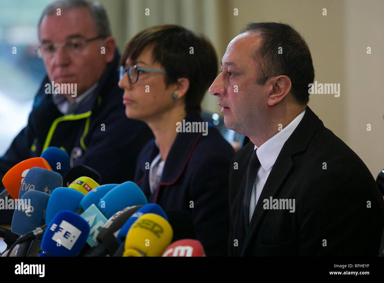 La Cala del Moral, de l'Espagne. 26 janvier, 2019. Lors d'une conférence de presse dans un hôtel, Francisco Delgado (l-r), chef de la brigade de pompiers, Maria Gomez, adjoint du gouvernement central de Malaga, et Alfonso Rodriguez Gomez de Celis, délégué du gouvernement central en Andalousie, prendra la parole. Julen qui avaient été portées disparues dans un puits profond l'arbre dans le sud de l'Espagne pendant près de deux semaines, a été retrouvé mort dans la nuit de samedi. Credit : Álvaro Cabrera/dpa/Alamy Live News Banque D'Images