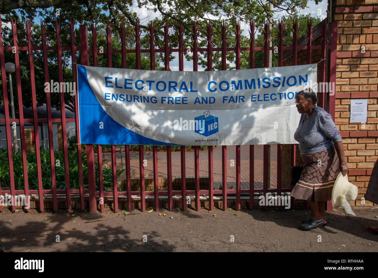 Johannesburg, Afrique du Sud. 26 janvier, 2019. Une femme passe un panneau électoral, après avoir quitté le site d'inscription de votants à Linden, Johannesburg, samedi après-midi. C'est la dernière semaine pour s'inscrire pour voter en 2019 l'Afrique du Sud aux élections générales. Credit : Eva-Lotta Jansson/Alamy Live News Banque D'Images