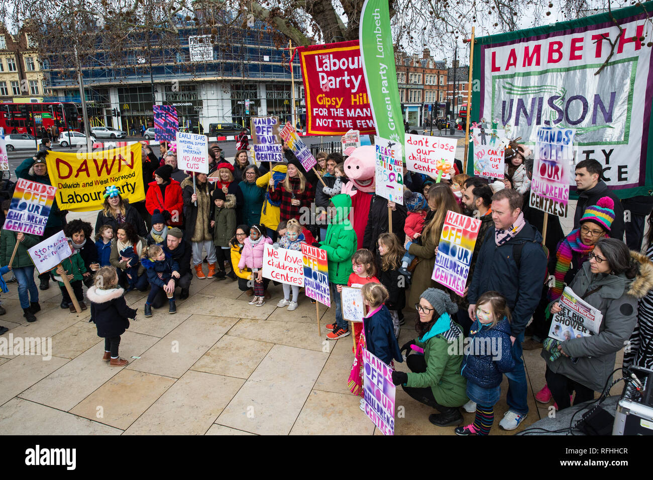Londres, Royaume-Uni. 26 janvier, 2019. Les militants locaux en protestation contre les plans par Brixton Lambeth Council de fermer cinq centres pour enfants et à réduire de moitié le financement de sept autres. Banque D'Images