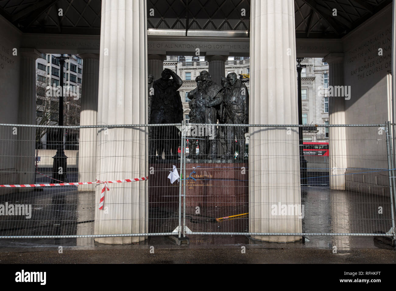 Le monument commémoratif du Bomber Command à nettoyer après qu'elle a été vandalisée, Green Park, le centre de Londres, Angleterre, RU Banque D'Images