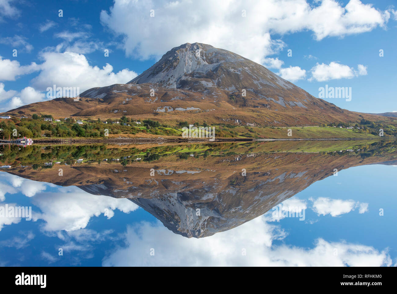 Parfait reflet de Errigal Mountain à Dunlewy Lough. Le comté de Donegal, Irlande. Banque D'Images