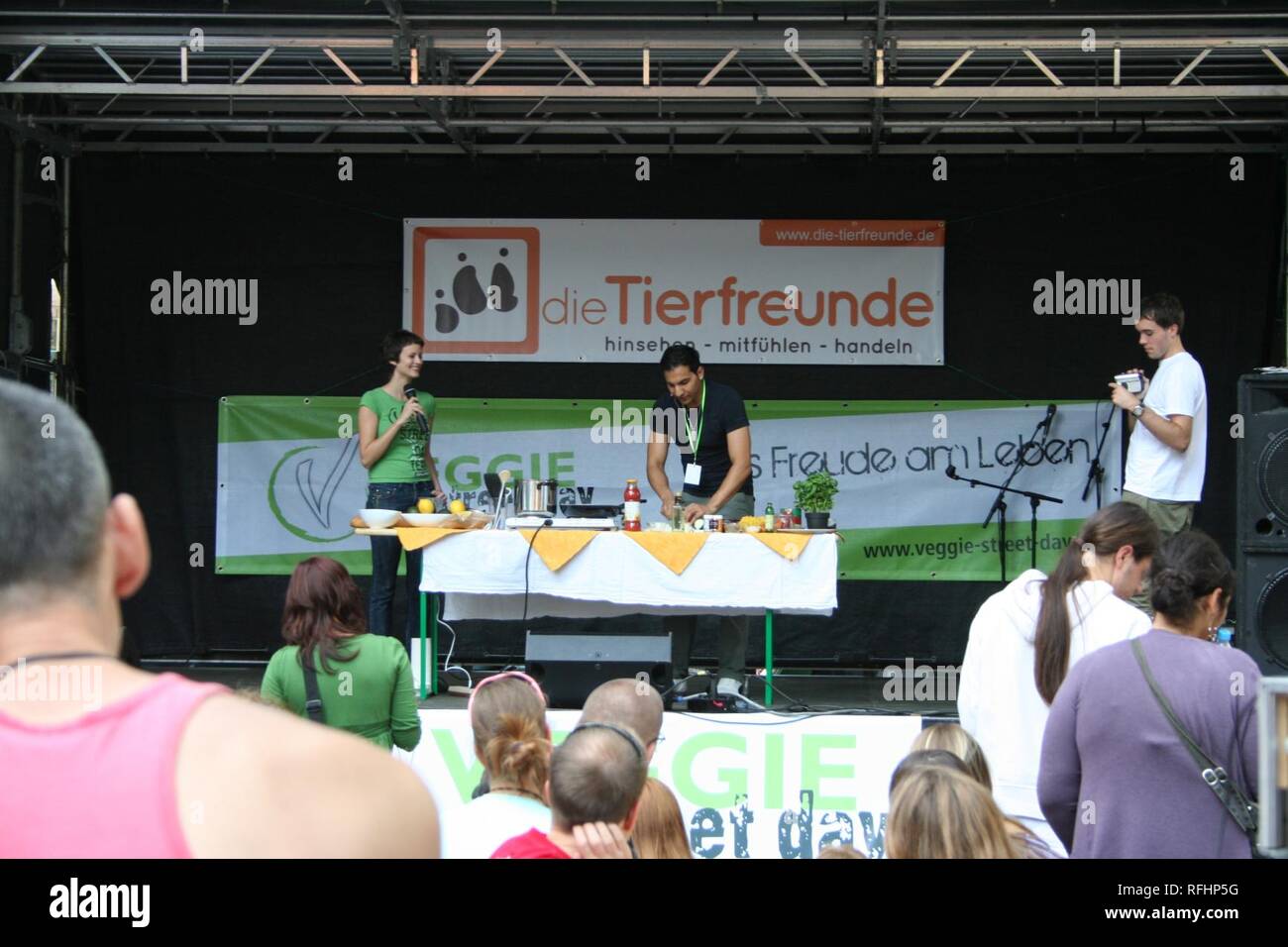 Attila Hildmann kocht auf dem Veggie Street Day Dortmund 2010-08-14. Banque D'Images