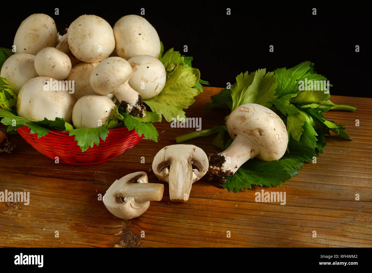 Champignon champignons dans le panier sur fond noir - libre Banque D'Images
