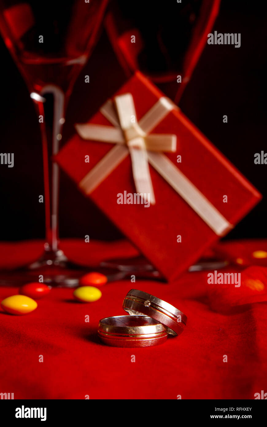 Deux verres de vin et les anneaux de mariage, boîte cadeau rouge Banque D'Images