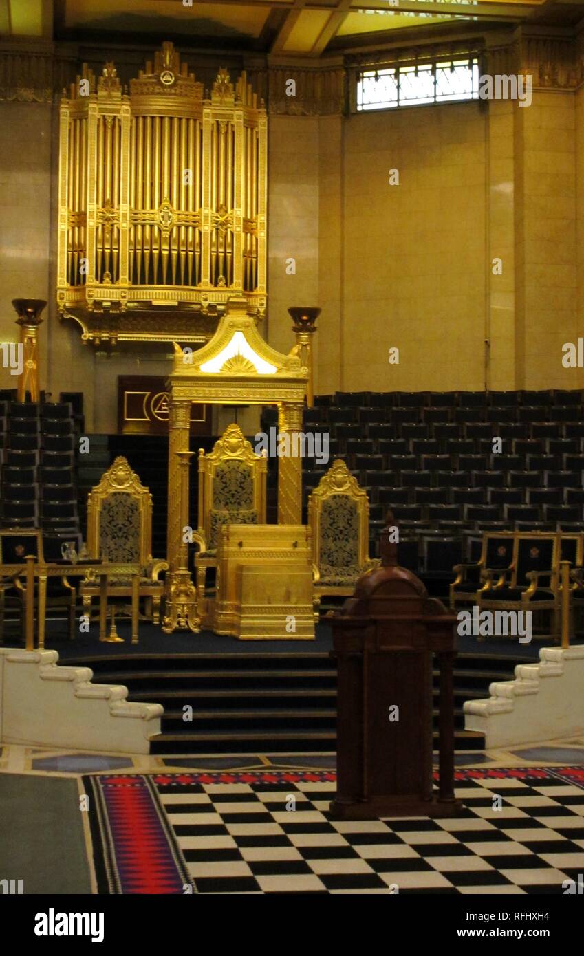 Grand Temple dais et reconstruction de l'arche de l'Alliance maçonnique au Grand Temple of the Freemasons' Hall sur Great Queen Street, Londres, Royaume-Uni. Banque D'Images