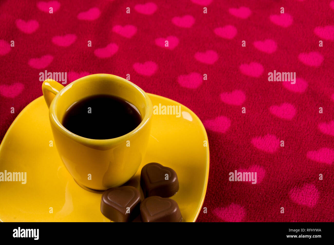 Tasse de café et de chocolat sur fond en forme de coeur Banque D'Images