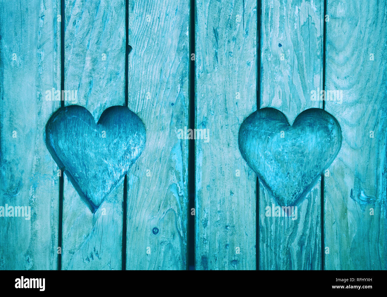 Près de deux formes du coeur, symbole de l'amour et de romance, en bois sculpté en bois peint bleu volets Banque D'Images