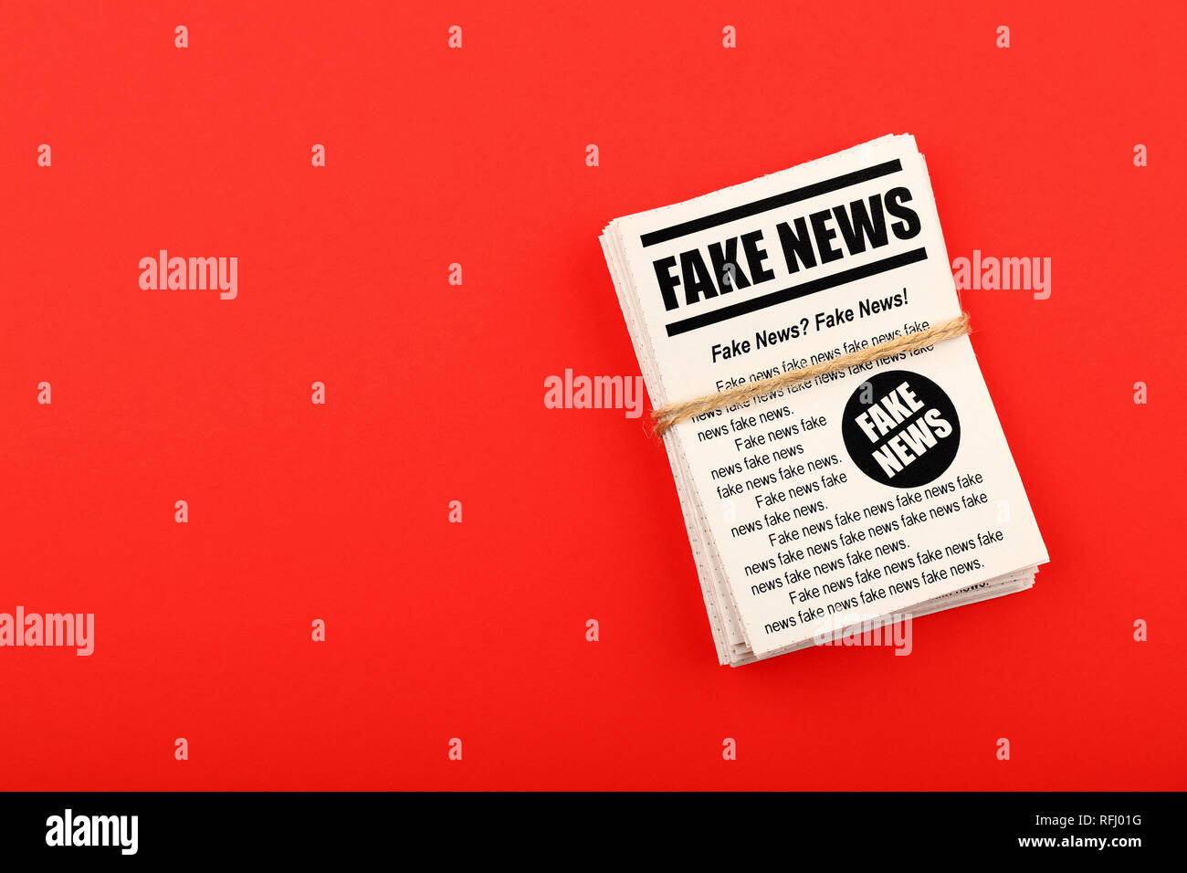 Close up pile de FAKE NEWS journaux papier fond rouge avec copie espace, augmentation de la vue supérieure, juste au-dessus Banque D'Images