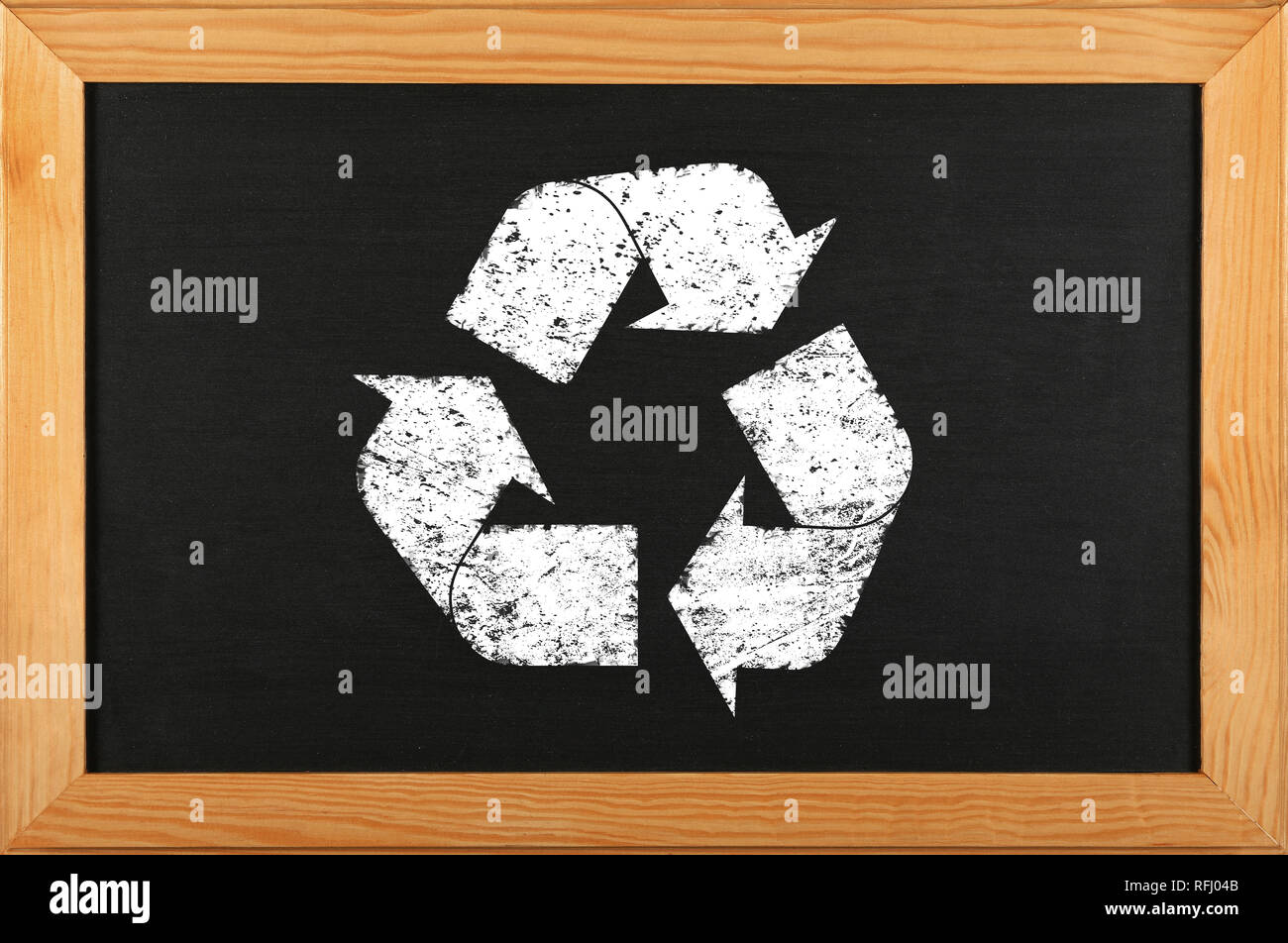 Tableau noir tableau de l'école noire avec dessin à la craie d'icône logo de recyclage dans le cadre en bois brun Banque D'Images