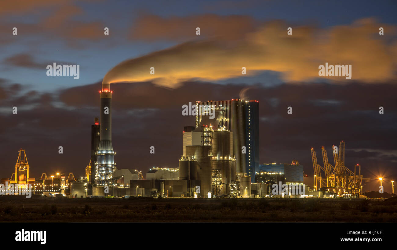 Powered de charbon centrale électrique de nuit éclairée avec fumée dans Europoort, Maasvlakte Rotterdam Banque D'Images