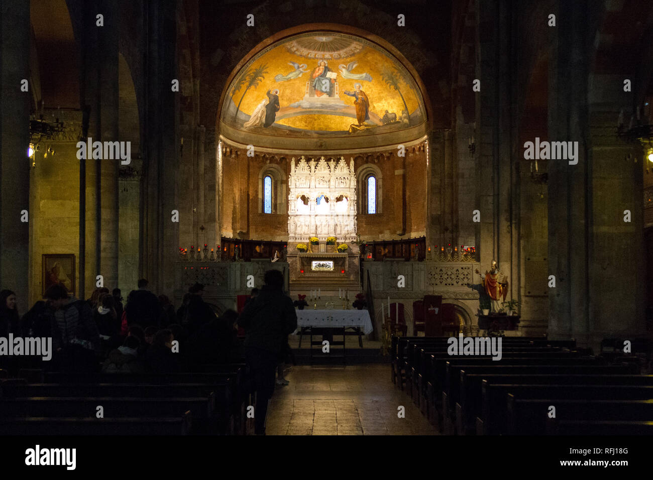 Les restes de Saint Augustin d'Hippone dans une châsse dans la Basilique San Pietro in Ciel d'Oro (Saint Pierre à ciel vêtu d'Or) à Pavie. Banque D'Images