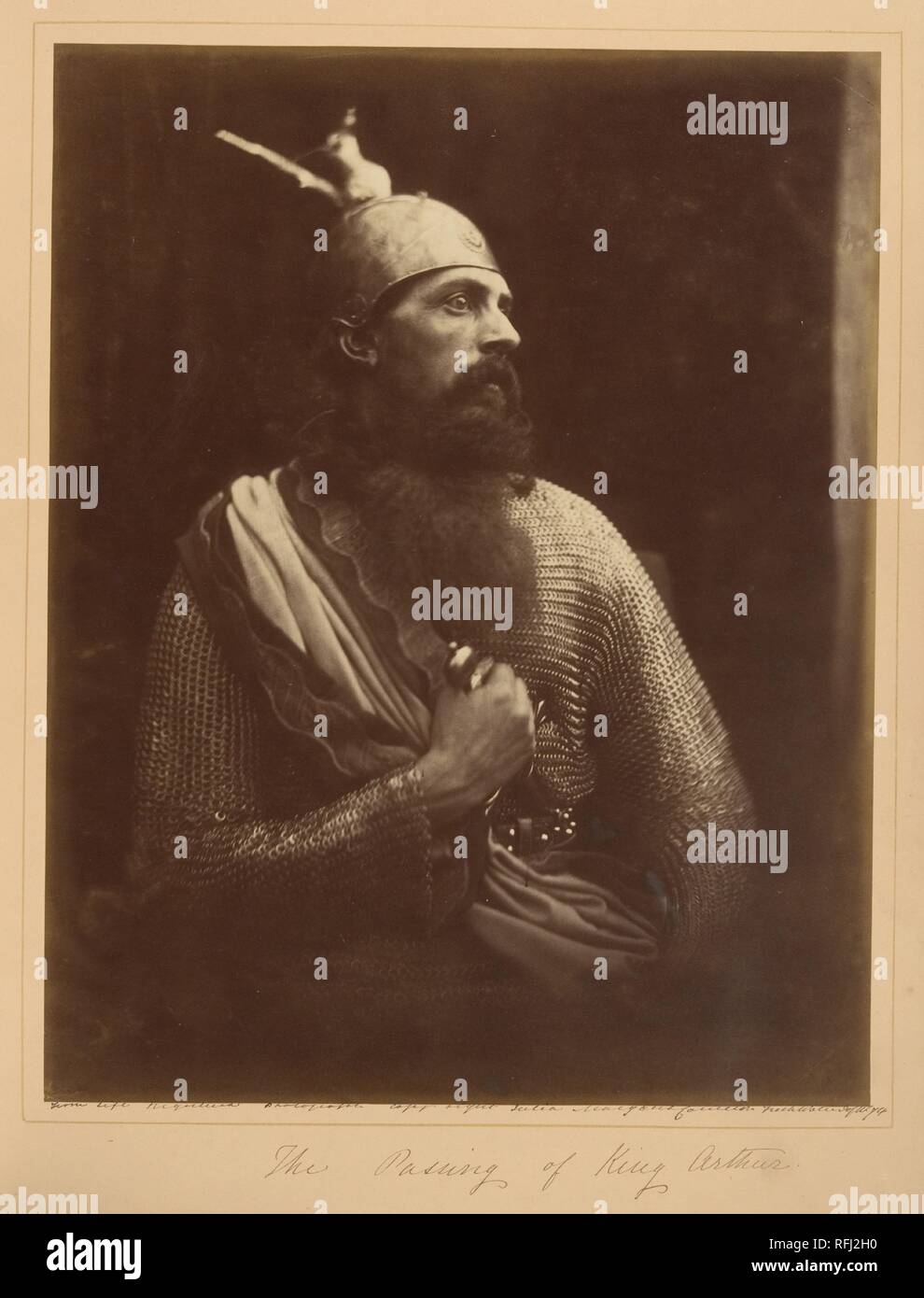 Le décès du roi Arthur. Artiste : Julia Margaret Cameron (British (né en Inde), Calcutta 1815-1879 Kalutara, Ceylan). Dimensions : 35 x 27,3 cm (13 3/4 x 10 3/4 in. ). Date : 1874. En 1874, Tennyson a demandé à Cameron de faire des illustrations photographiques pour une nouvelle édition de ses Idylles du roi, une refonte de la légende arthurienne. Répondre que les deux savaient que "c'est l'immortalité pour moi d'être liée à vous,' Cameron accepta volontiers l'affectation. De superbes costumes et sa famille et de ses amis, elle a fait quelques expositions 245 pour arriver à la poignée qu'elle voulait pour le livre. En fin de compte--et--elle était prévisible Banque D'Images