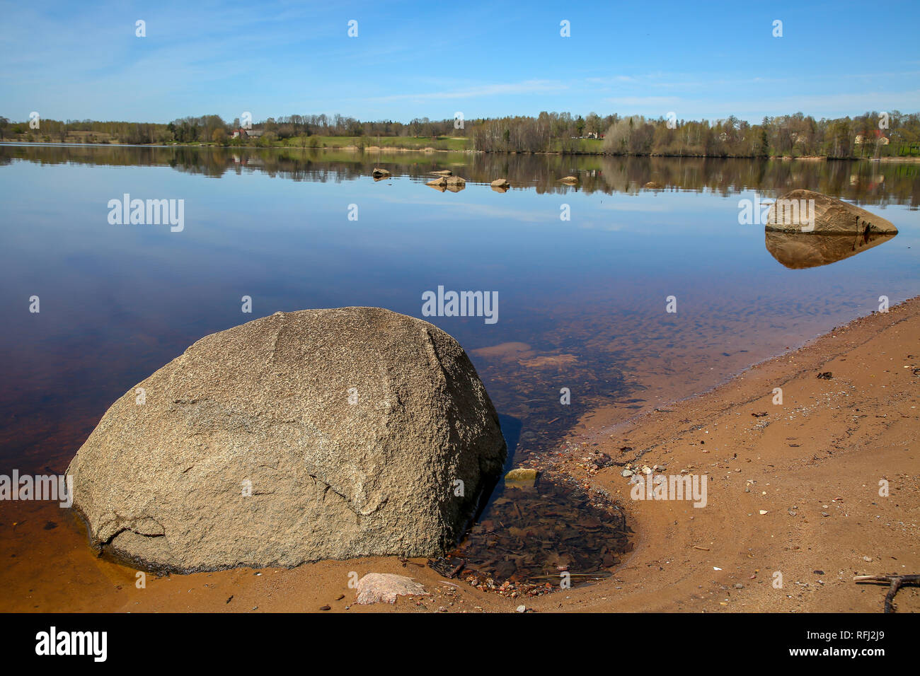 Big naturelles Daugava paysage avec des grosses pierres naturelles et les ruines en Lettonie. Ruines du château de Koknese. Châteaux médiévaux de Lettonie. Archaeological monume Banque D'Images