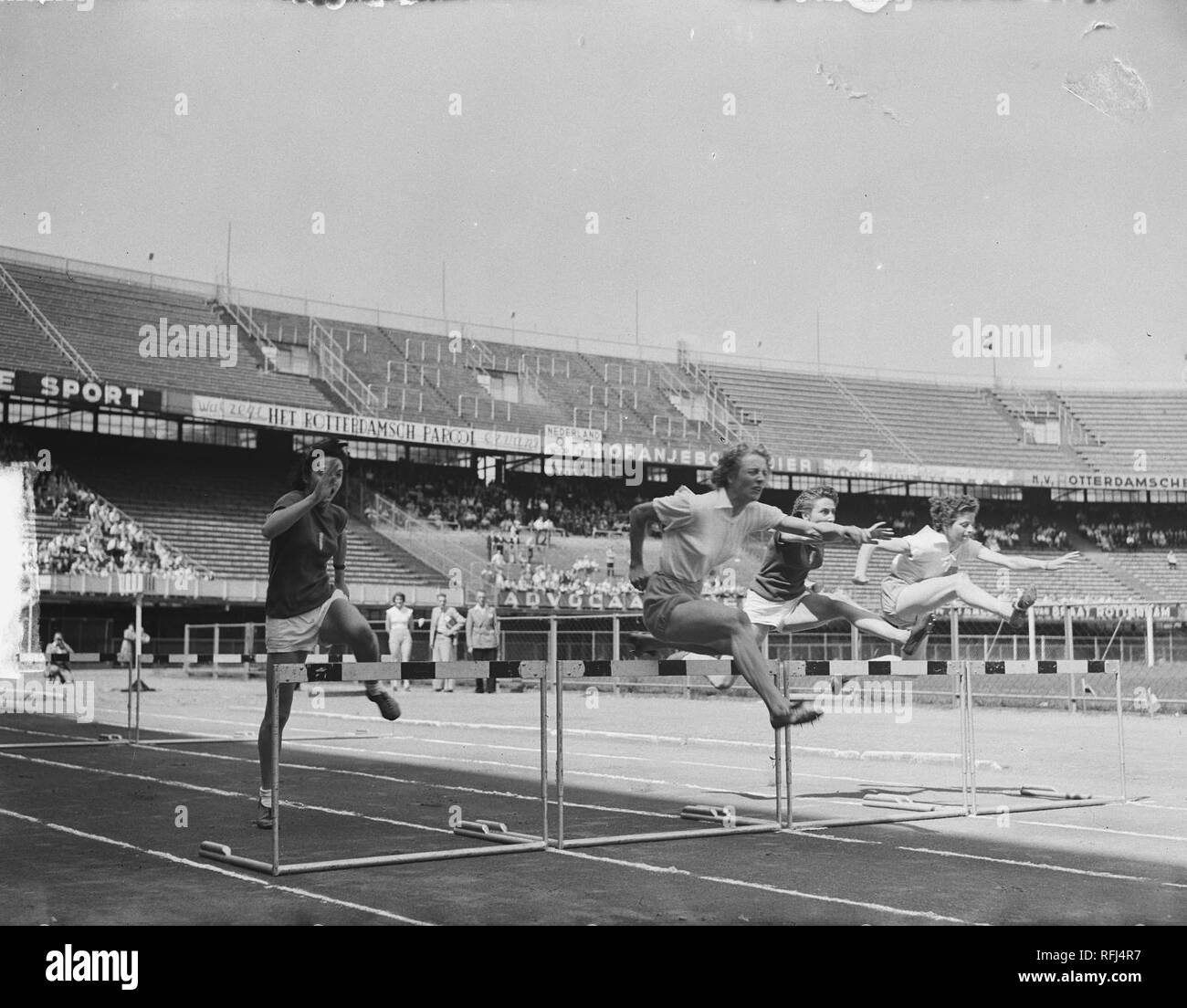 Dames Atletiek Nederland-Italie. Plus de Fanny Blankers-Koen horden tijdens 80 Bestanddeelnr mete, 903-5073. Banque D'Images