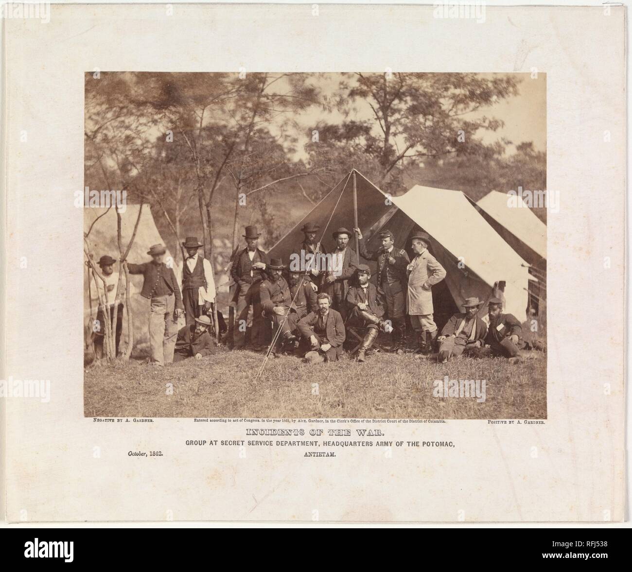 Groupe au ministère des Services Secrets, de l'Administration centrale, de l'armée du Potomac, Antietam, octobre 1862. Artiste : Alexander Gardner (Américain, Glasgow, Écosse 1821-1882 Washington, D.C.). Date : 1862. Musée : Metropolitan Museum of Art, New York, USA. Banque D'Images