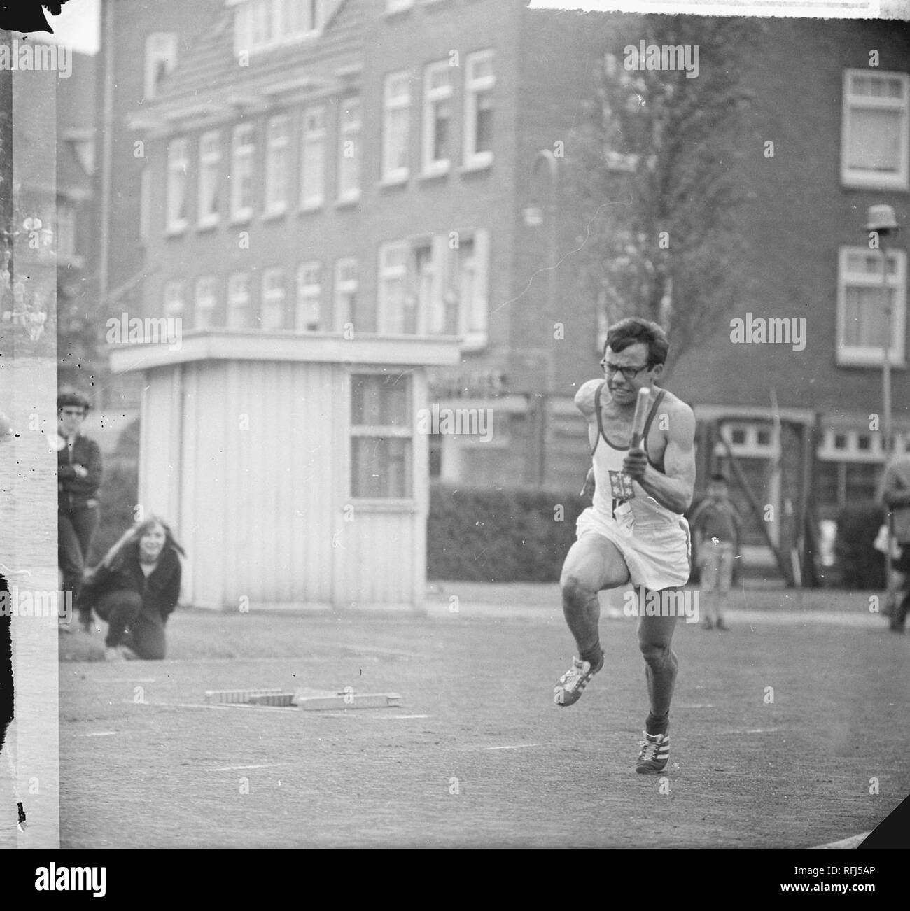 Atletiek op de Sintelbaan, Ferry Lamie liep 100 mètre de 10,8 seconden rencontré veel , Bestanddeelnr 917-8038. Banque D'Images
