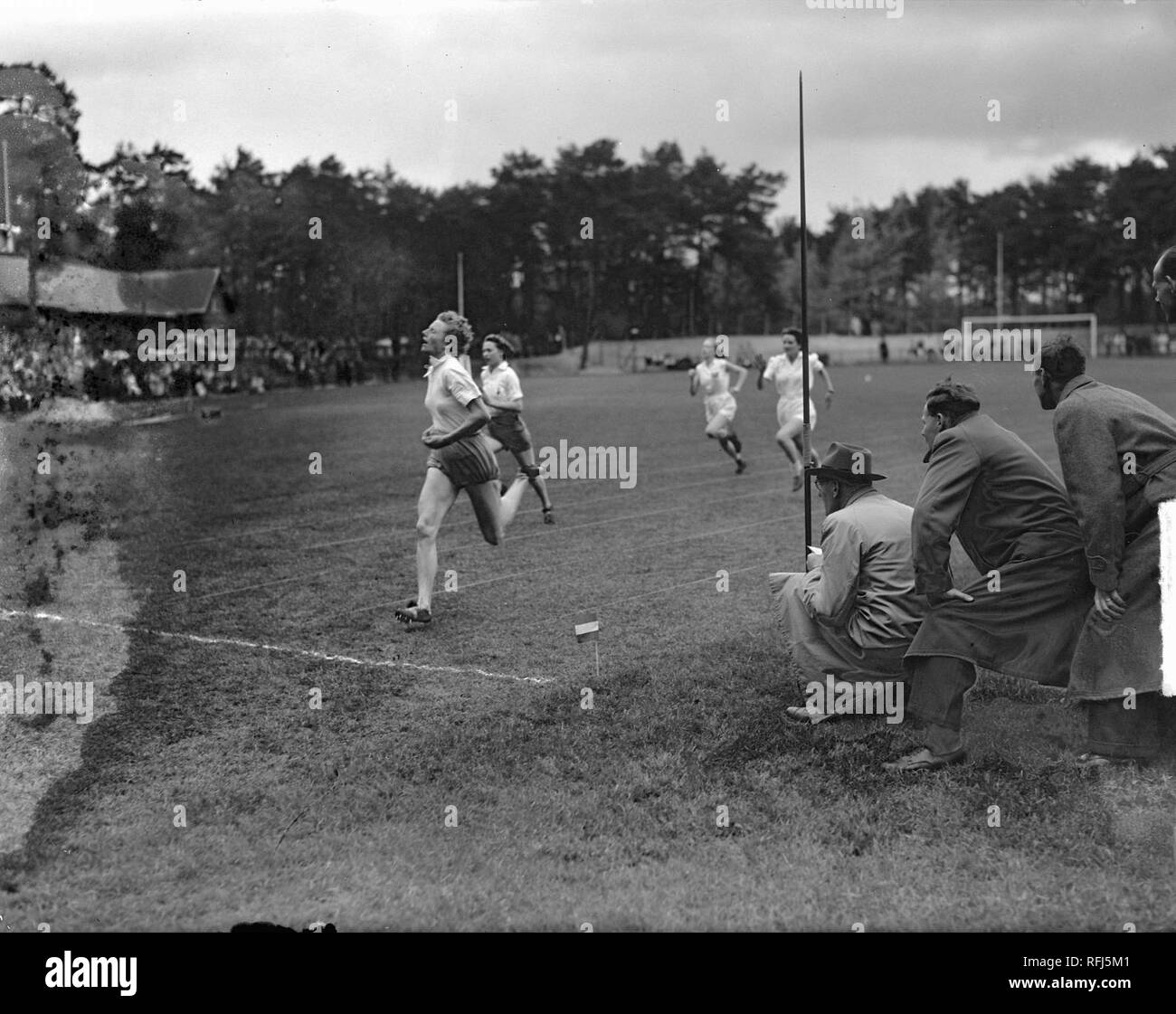 Atletiek. Fanny Blankers-Koen tijdens handicapwedstrijd Bestanddeelnr à Apeldoorn, 903-3683. Banque D'Images