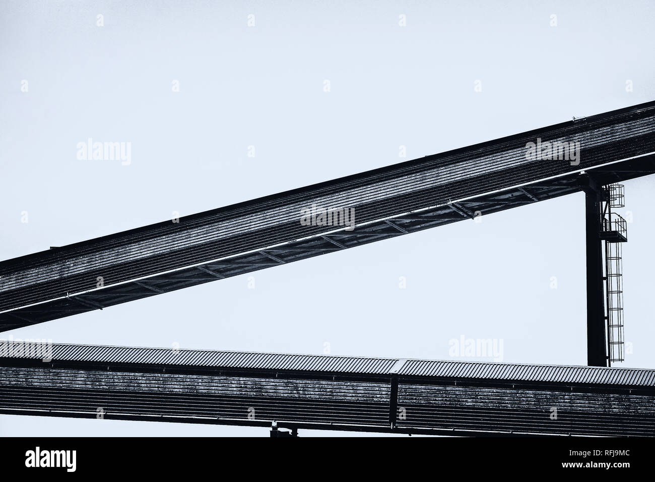 Résumé de l'image monochrome et d'un système de convoyeurs dans le port de Rostock Warnemünde Banque D'Images