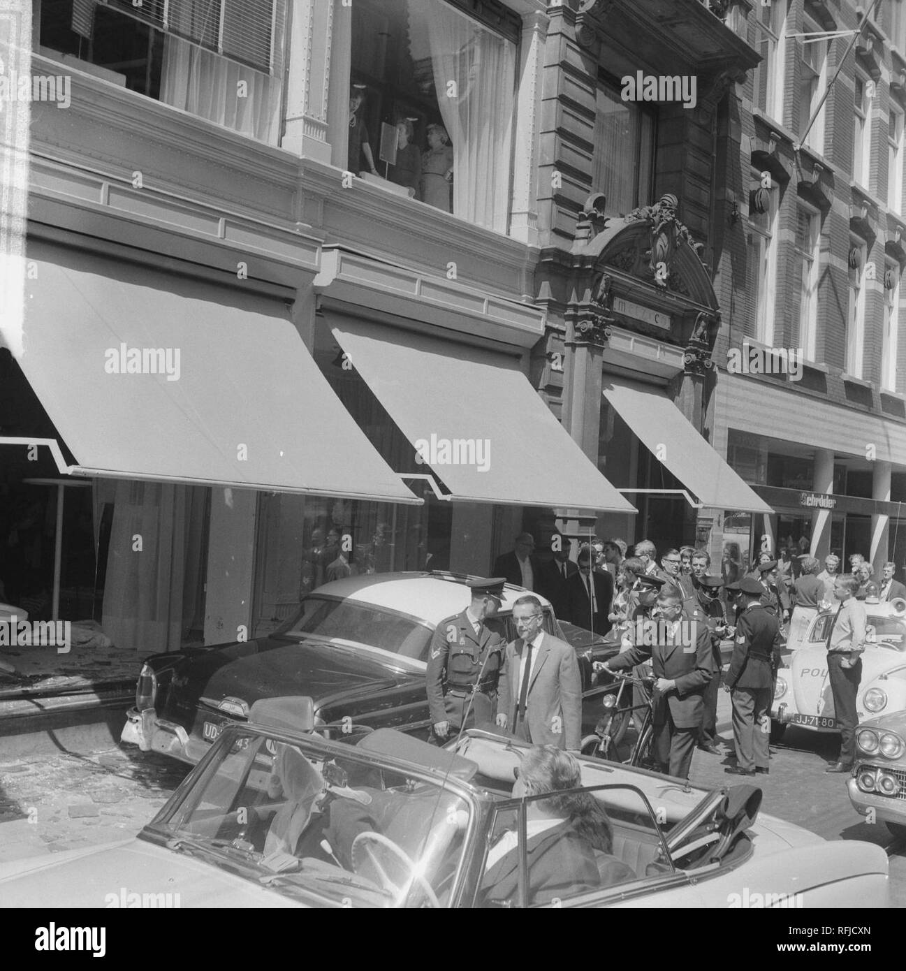 En auto-ongeluk Leidsestraat, auto op trottoir 1 dode bij Metz en Co, Bestanddeelnr 916-5093. Banque D'Images