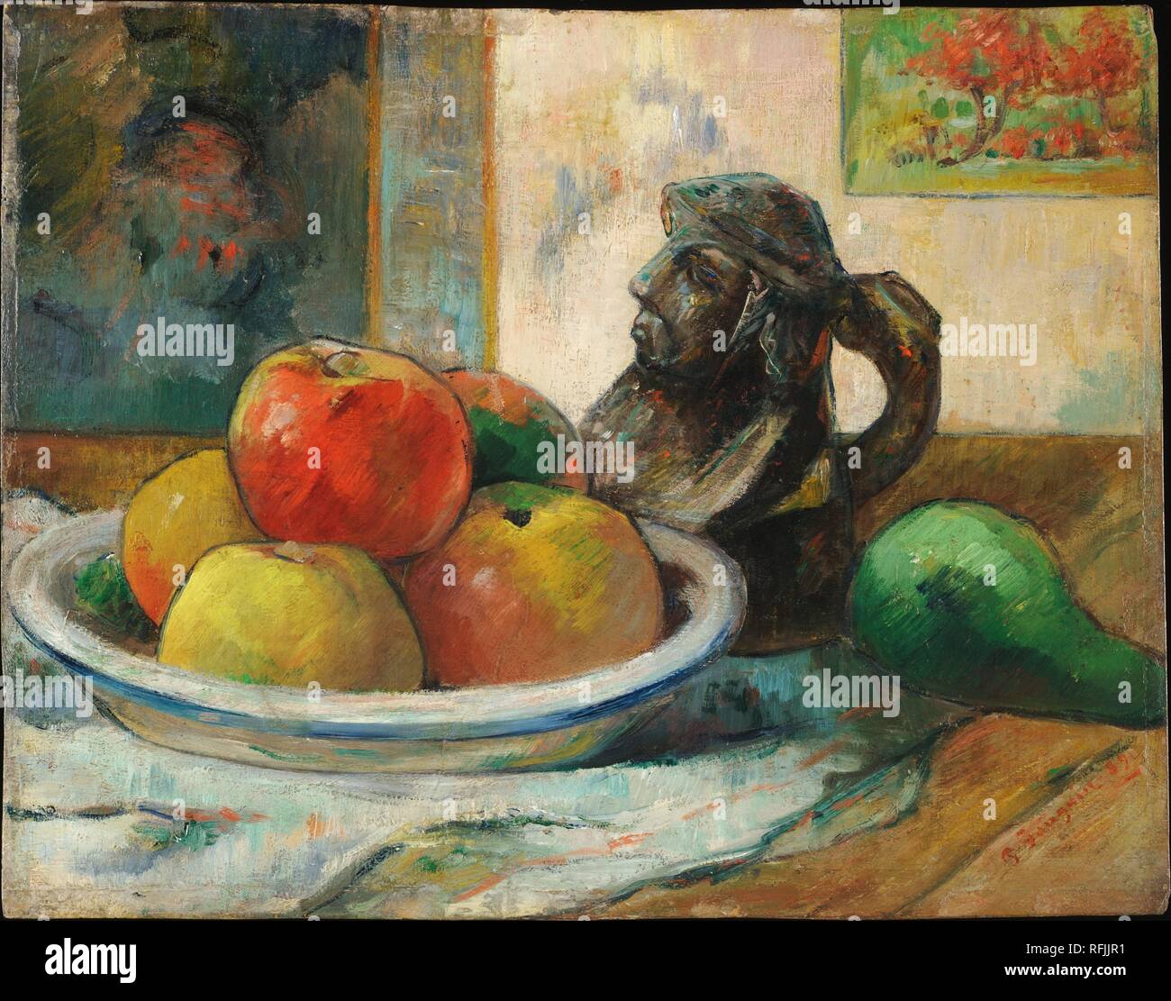 Pommes, poire et céramique / Nature morte avec pommes, une poire et un portrait en céramique pichet. Date/période : 1889. La peinture. Huile sur toile. Hauteur : 28,6 cm (11.2 in) ; Largeur : 36,2 cm (14.2 in). Auteur : Paul Gauguin. Banque D'Images
