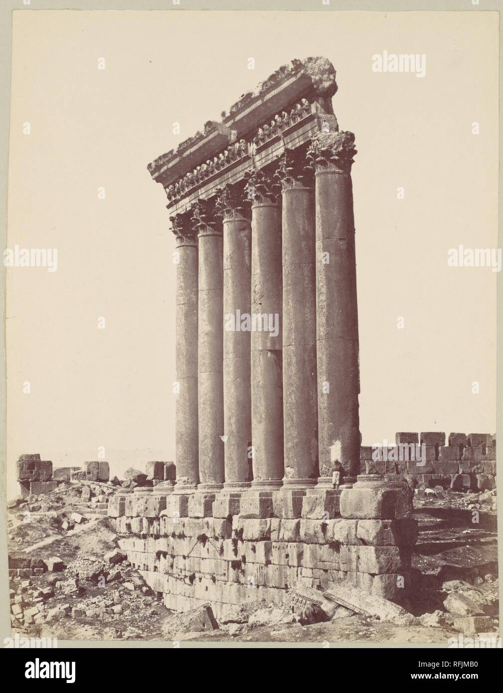 Le Temple du Soleil à Baalbec. Artiste : Félix Bonfils (Français, 1831-1885). Date : ca. 1870. Musée : Metropolitan Museum of Art, New York, USA. Banque D'Images