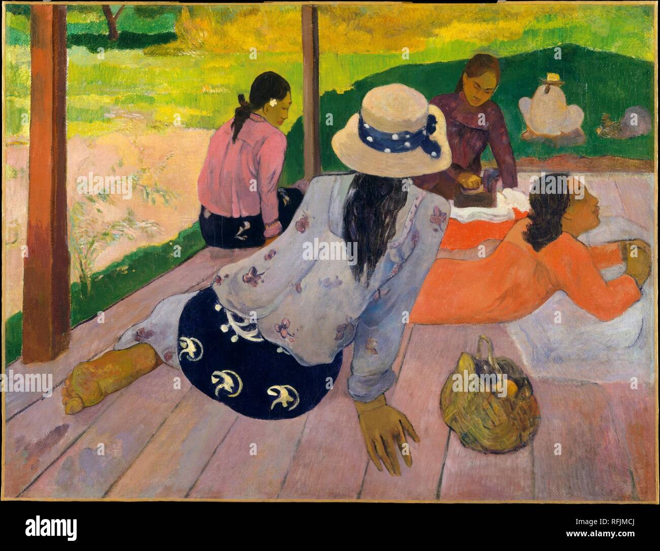 La Siesta. Artiste : Paul Gauguin (français, Paris 1848-1903 Atuona, Hiva Oa, Marquises). Dimensions : 35 x 45 3/4 in. (88,9 x 116,2 cm). Date : ca. Entre 1892 et 1894. L'insensible grâce et facilité d'communal femmes tahitiennes Gauguin impressionné énormément. L'artiste a travaillé sur cette peinture sur une période prolongée, l'intégration de nombreux changements. La jupe de la femme au premier plan, par exemple, était à l'origine rouge lumineux ; il y avait un chien dans le poste occupé aujourd'hui par le panier en bas à droite ; et la femme assise sur le bord gauche du porche était auparavant situé plus à gauche. Museum Banque D'Images