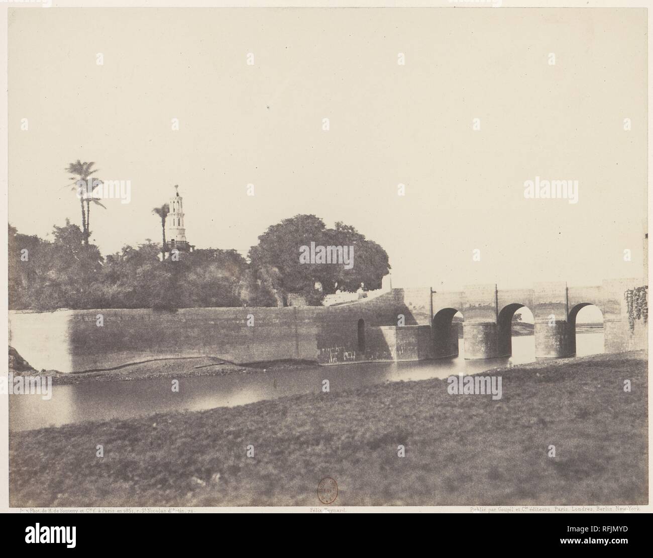 Syout, pont sur le Grand Canal. Artiste : Félix Teynard (Français, 1817-1892). Dimensions : 23,7 x 30,4 cm. (9 x 12 5/16 in.). Impression : Imprimerie Photographique de H. de Fonteny et Cie. Date : 1851-1852 imprimé, 1853-54. Musée : Metropolitan Museum of Art, New York, USA. Banque D'Images