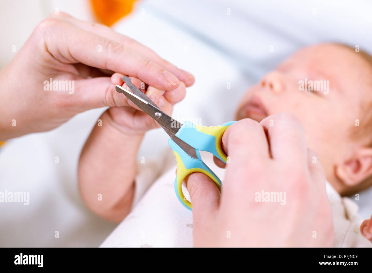 Close Up Of Mother Bebes Coupe Ongles Avec Des Ciseaux L Allaitement D Un Enfant Photo Stock Alamy Close Up Of Mother Bebes Coupe Ongles Avec Des Ciseaux L Allaitement D Un Enfant Photo Stock Alamy