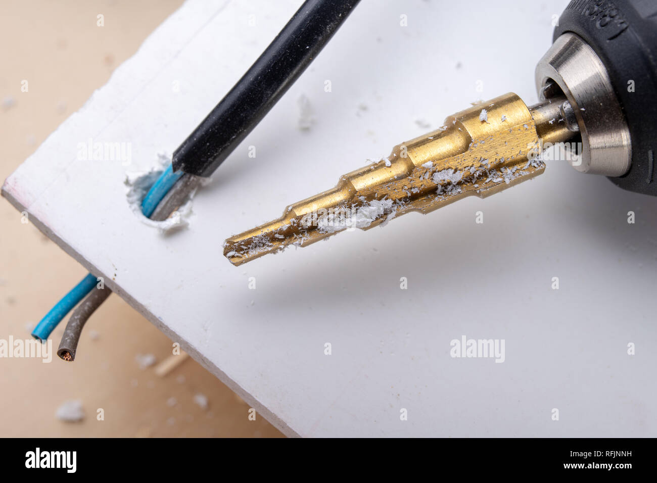 Percer dans la forme d'un cône pour le forage rapide. Accessoires pour la mécanique. Fond clair. Banque D'Images