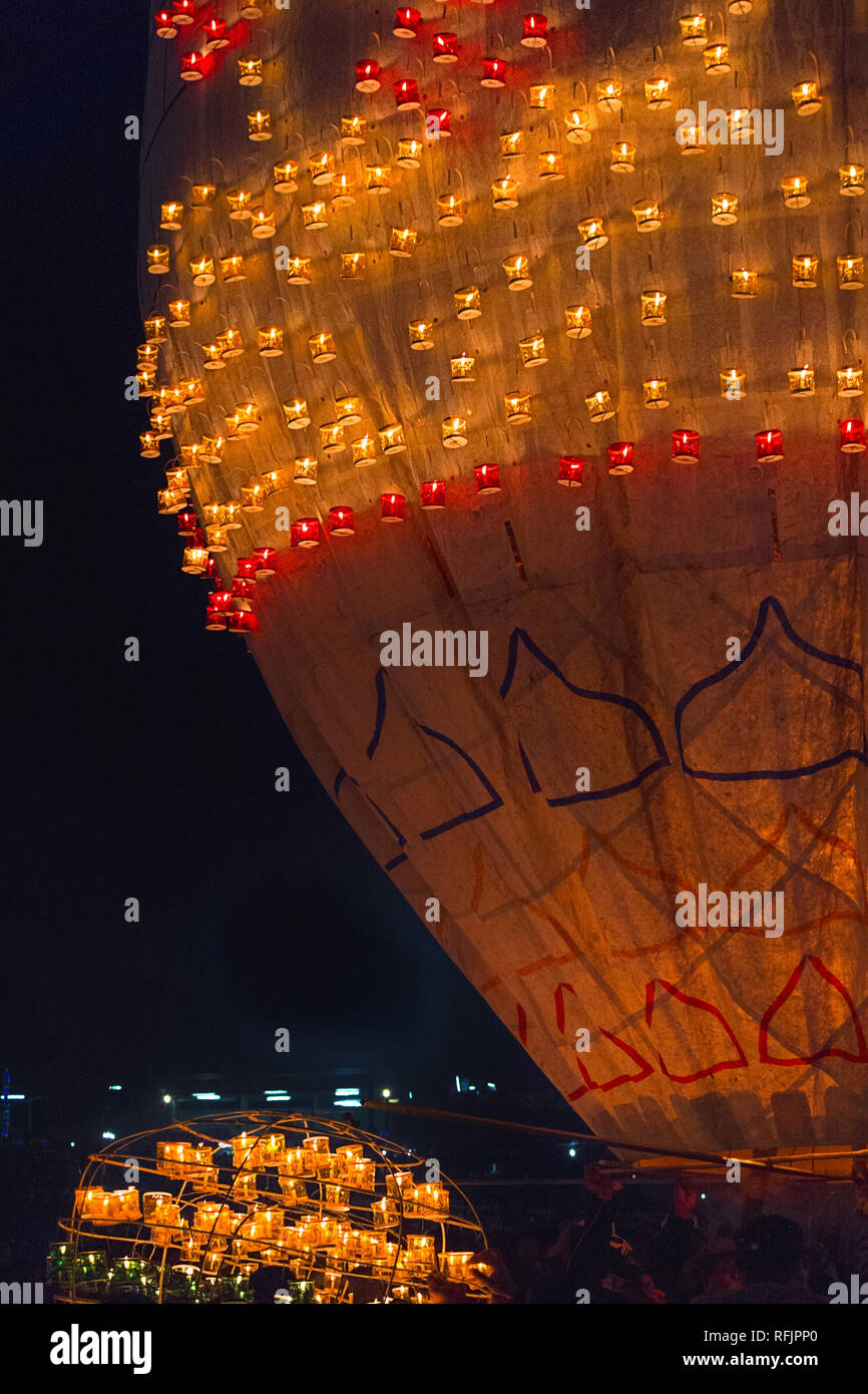 Un ballon à air chaud décoré avec des bougies colorées se gonfle à flotter à l'incendie Festival Ballon au Myanmar. Banque D'Images