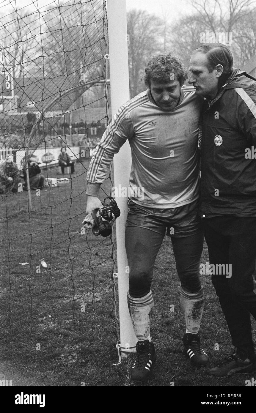 AZ67 tegen Ajax 1-0 doelman, Piet Schrijvers treed het veld vroegtijdig Bestanddeelnr, 929-5143. Banque D'Images