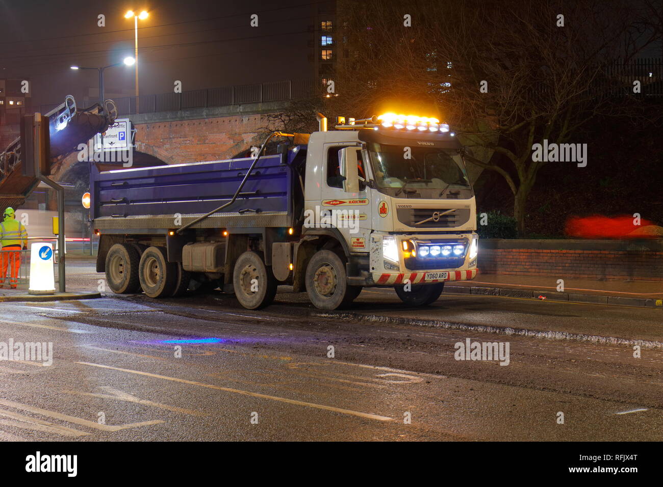 Un camion benne de collecte road planings ,attend que la route planer à mettre en place, pour que le travail puisse commencer sur une nouvelle surface de la route à Leeds. Banque D'Images