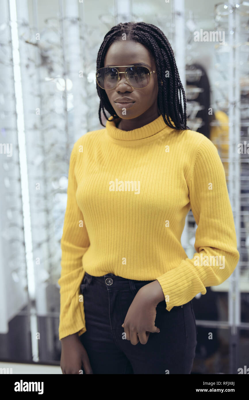 Femme Jeune porter des lunettes pour acheter en magasin d'optique Banque D'Images