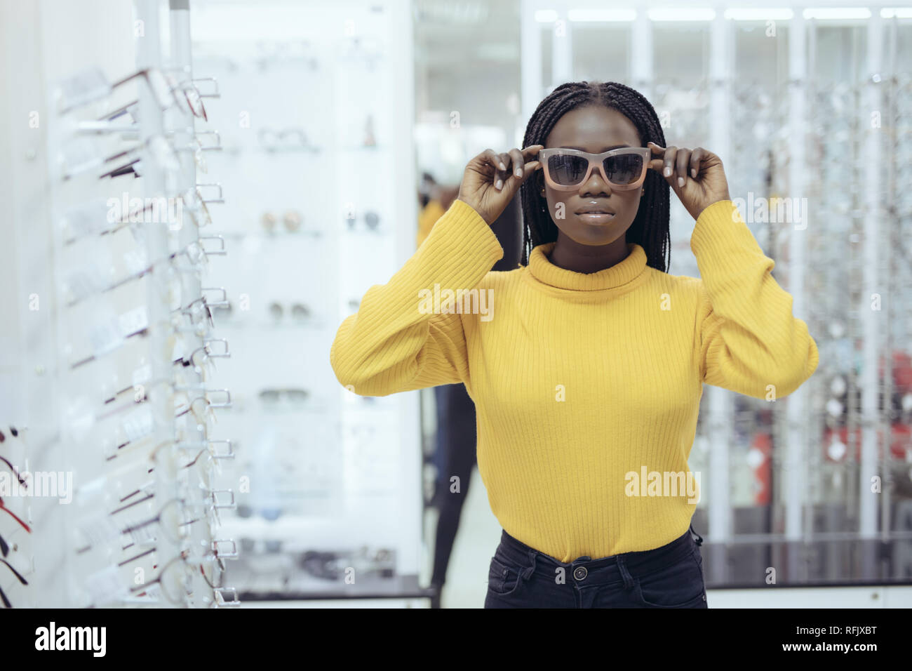 Femme Jeune porter des lunettes pour acheter en magasin d'optique Banque D'Images