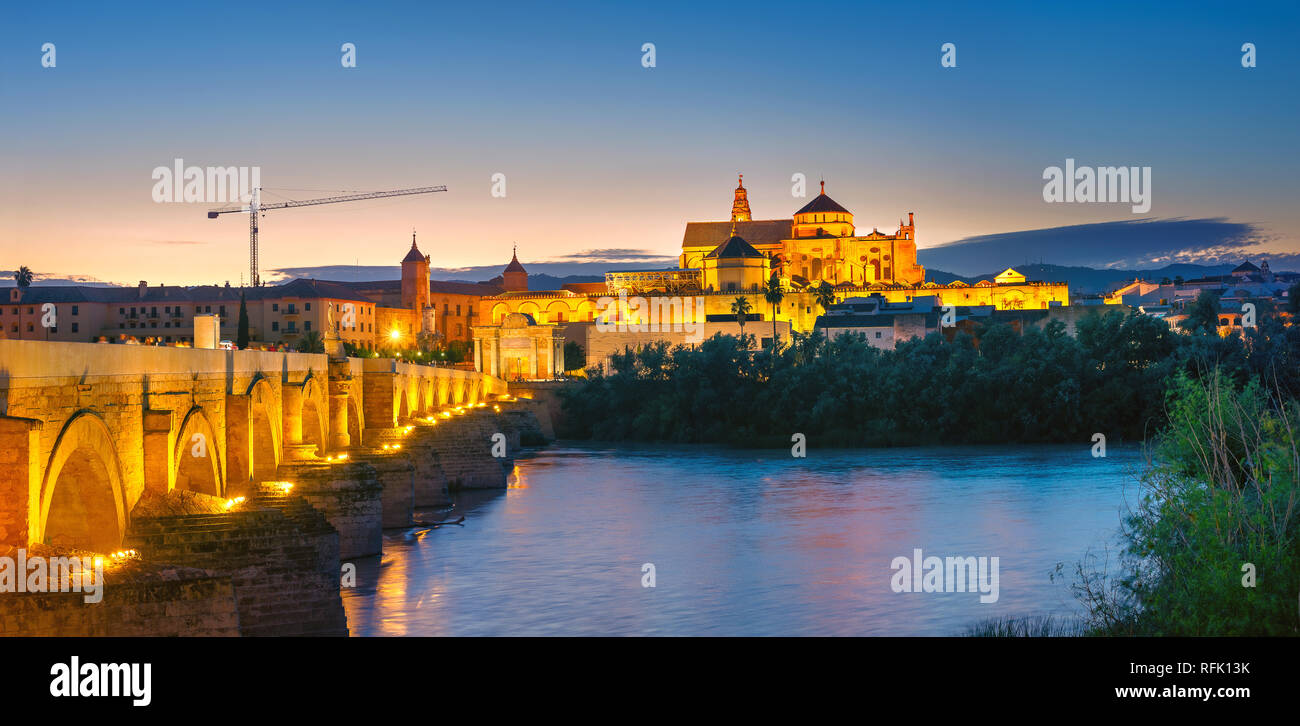 Vue panoramique du pont romain et grande mosquée (mezquita) sur la rivière Guadalquivir dans la nuit. Cordoue, Andalousie, Espagne Banque D'Images