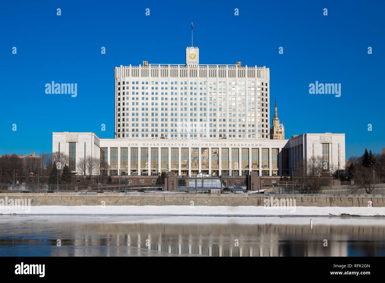 La maison blanche russe . Intitulé sur un buliding traduit : 'La Maison du Gouvernement de la Fédération de Russie". Banque D'Images