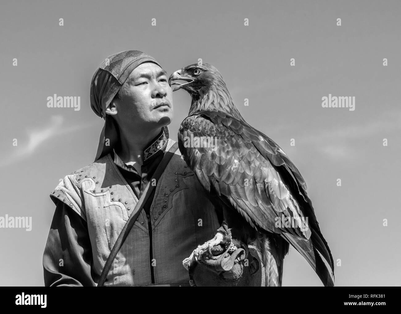 Des liens de confiance, kazakh et son formateur eagle eagle, Sunkar Centre Falcon, Almaty, Kazakhstan Banque D'Images
