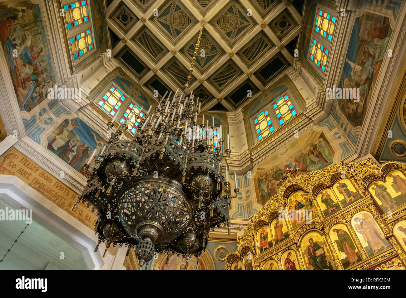 Ascension (Cathédrale Zenkov) dome et d'un lustre en bois, nailess Panifilov, 1906, Park, Almaty, Kazakhstan Banque D'Images