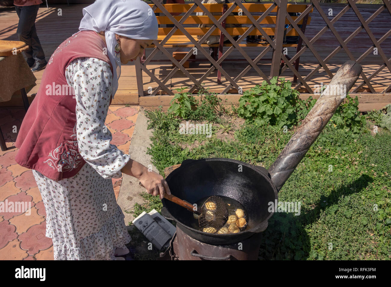 Femme Kazakh faire Baursak puffy pain dans un wok, Almaty, KazakhstanN Banque D'Images