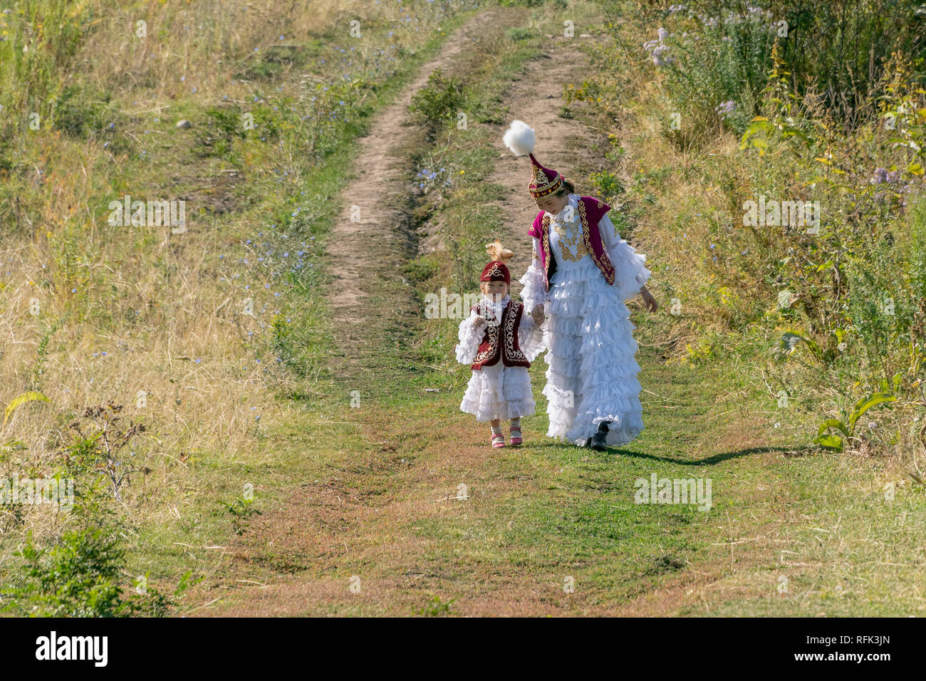 Mère et fille en costume de fête de descente à pied, Almaty, Kazakhstan Banque D'Images