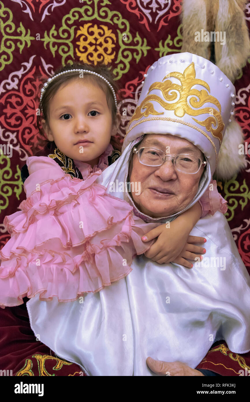 Grand-mère, petite-fille de l'affection, à l'intérieur d'une yourte traditionnelle, Almaty, Kazakhstan Banque D'Images