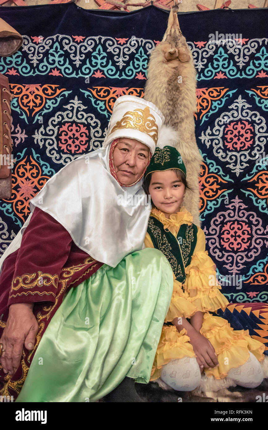 Grand-mère et sa petite-fille à l'intérieur d'une yourte avec foxskin, Almaty, Kazakhstan Banque D'Images