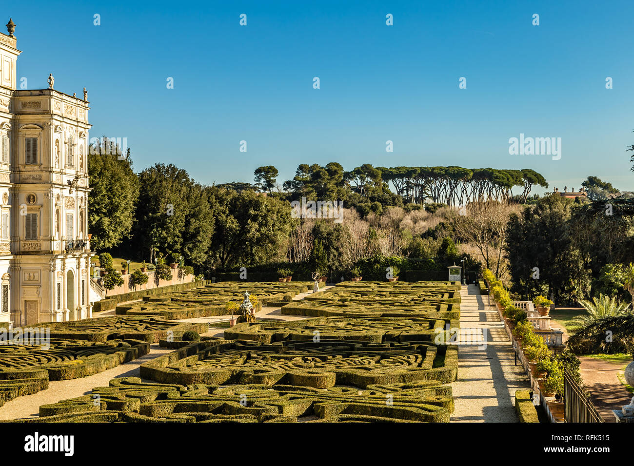 ROME, ITALIE - Le 5 janvier 2019 : la lumière du soleil éclairant Secret Garden Villa Doria Pamphili, dans le plus grand parc de Rome Banque D'Images