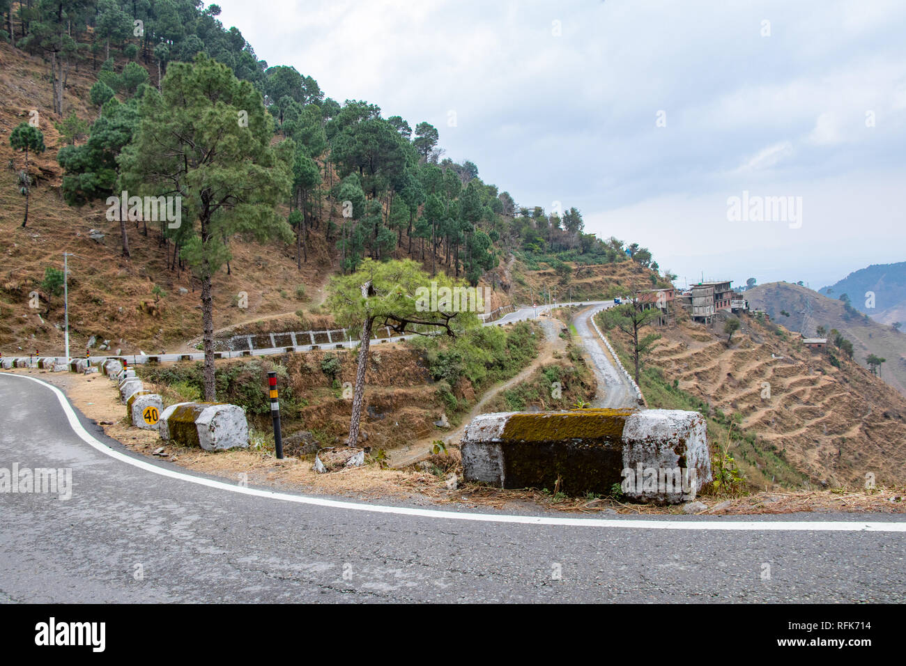 Route pittoresque à travers la vallée de l'Himachal Pradesh dalhousie banikhet couverts avec vue sur la montagne et les arbres. La monter scenic road travel concept Banque D'Images