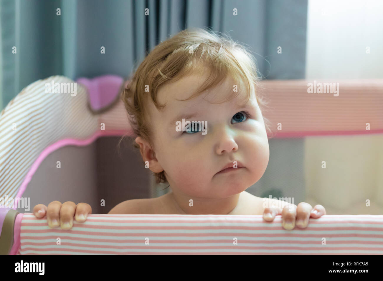 Rires De Bebe Mignon Debout Dans Un Lit De Rose Pepiniere Rose Pour Les Petits Enfants Une Petite Fille Apprend A Se Tenir Dans Son Berceau Un Bebe Est Debout Dans Un